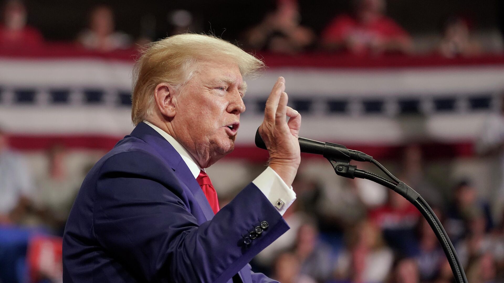 Трамп жыл бойы мерекелік кеш өткізбекші