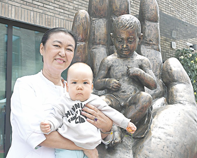 Ана алақанындағы сәби