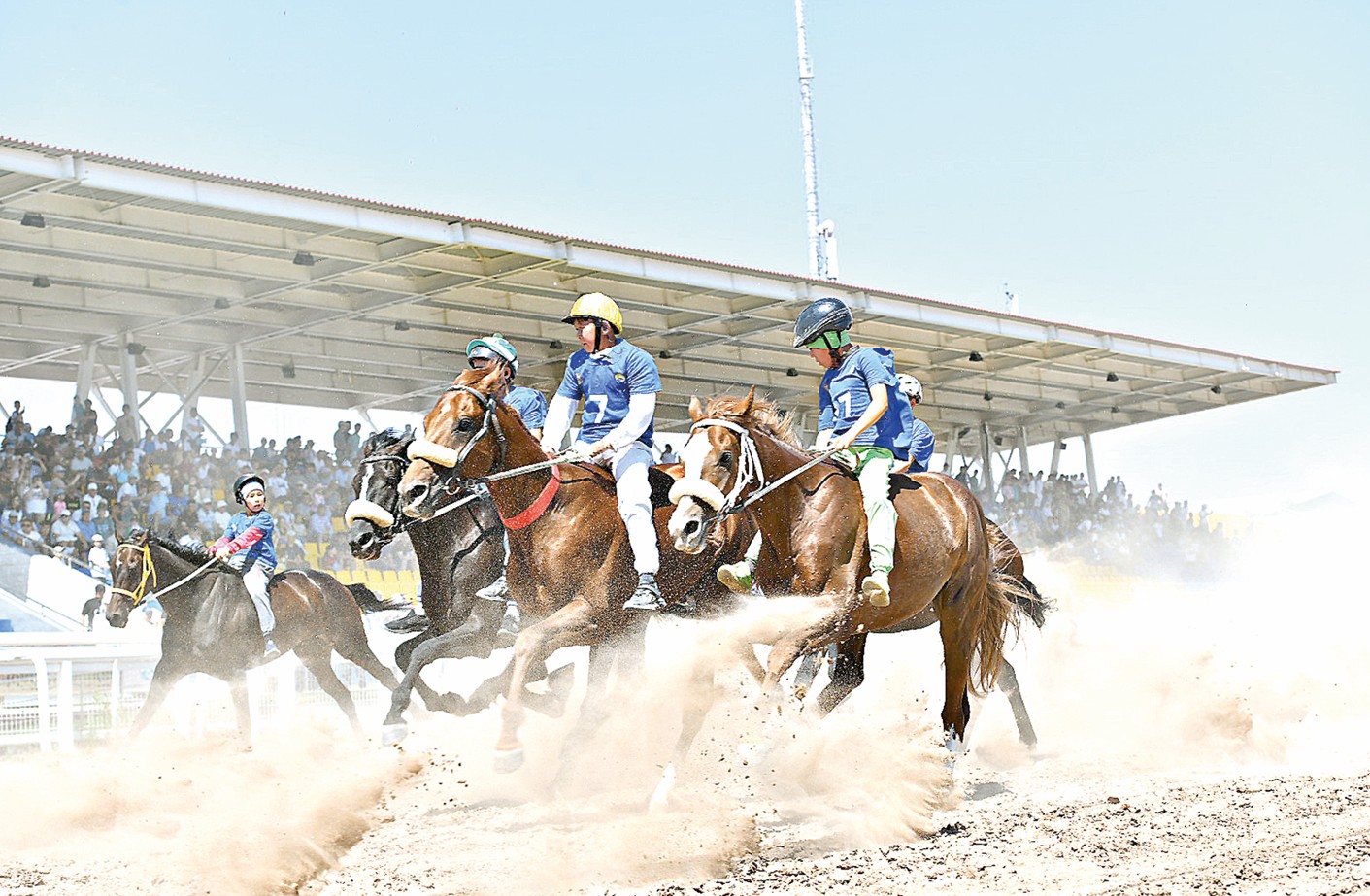 Ат дүбіріне бөленген күн