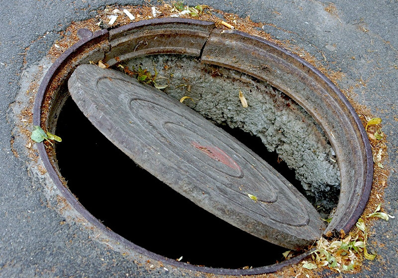 Тобылда екі жасар бала ашық кәріз құдығына құлап кетті