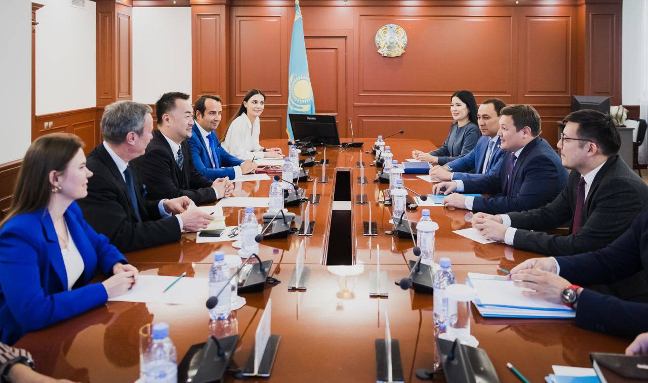 Асхат Оралов TikTok-пен қазақтілді контентті дамыту мәселесін талқылады