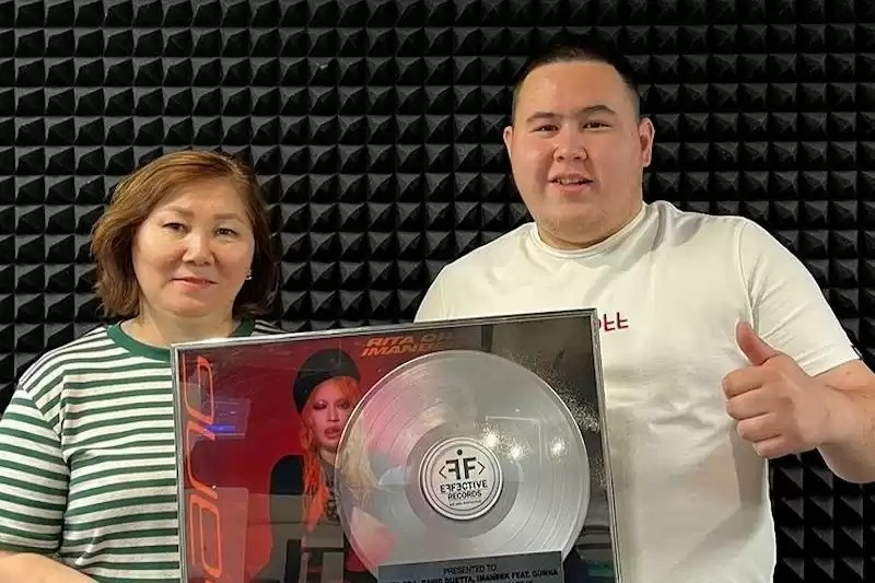 Платиналы дискіні музейге тапсырды