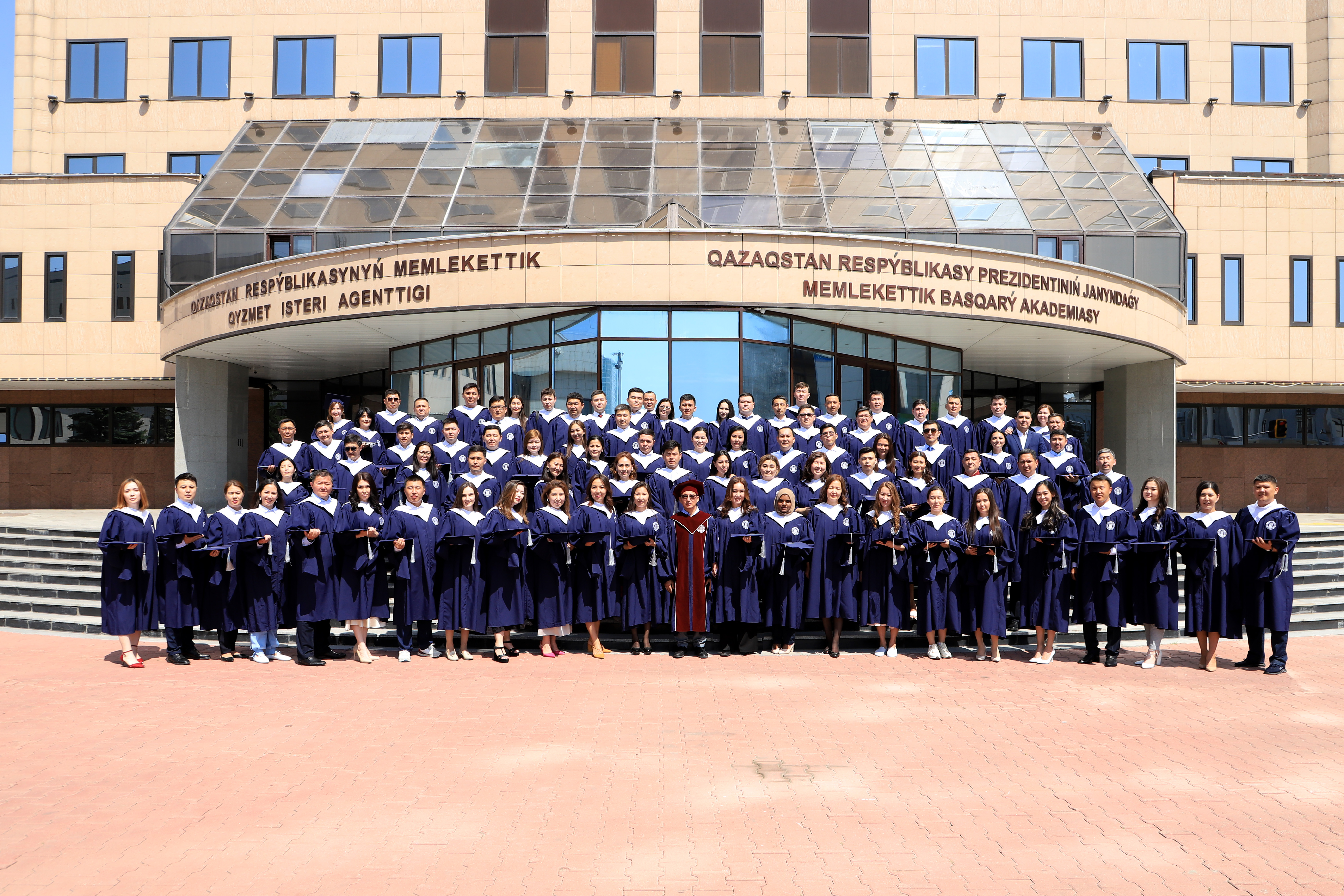 Мемлекеттік басқару академиясының түлектеріне диплом табысталды