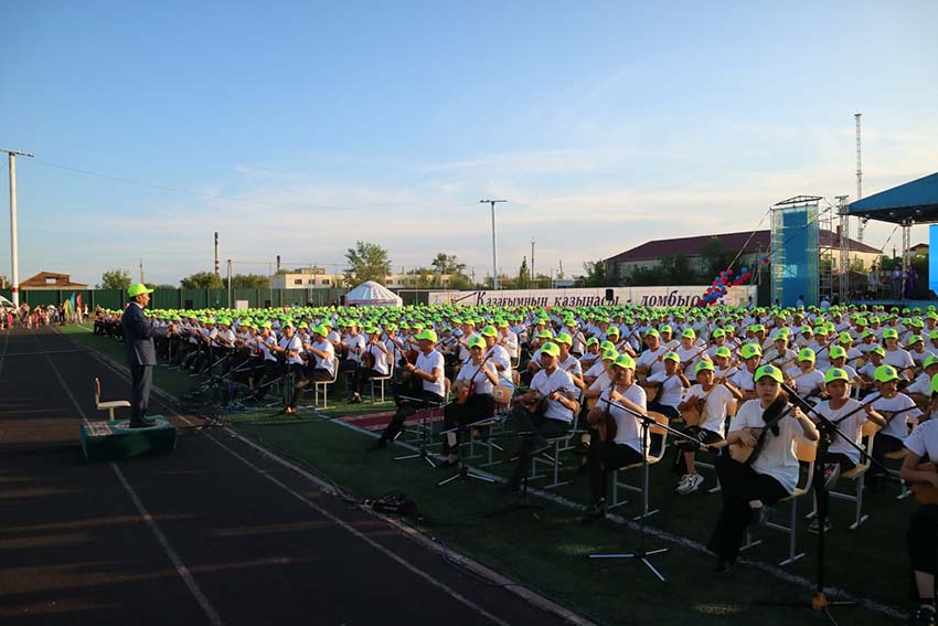 1500 домбырашы күй тартты