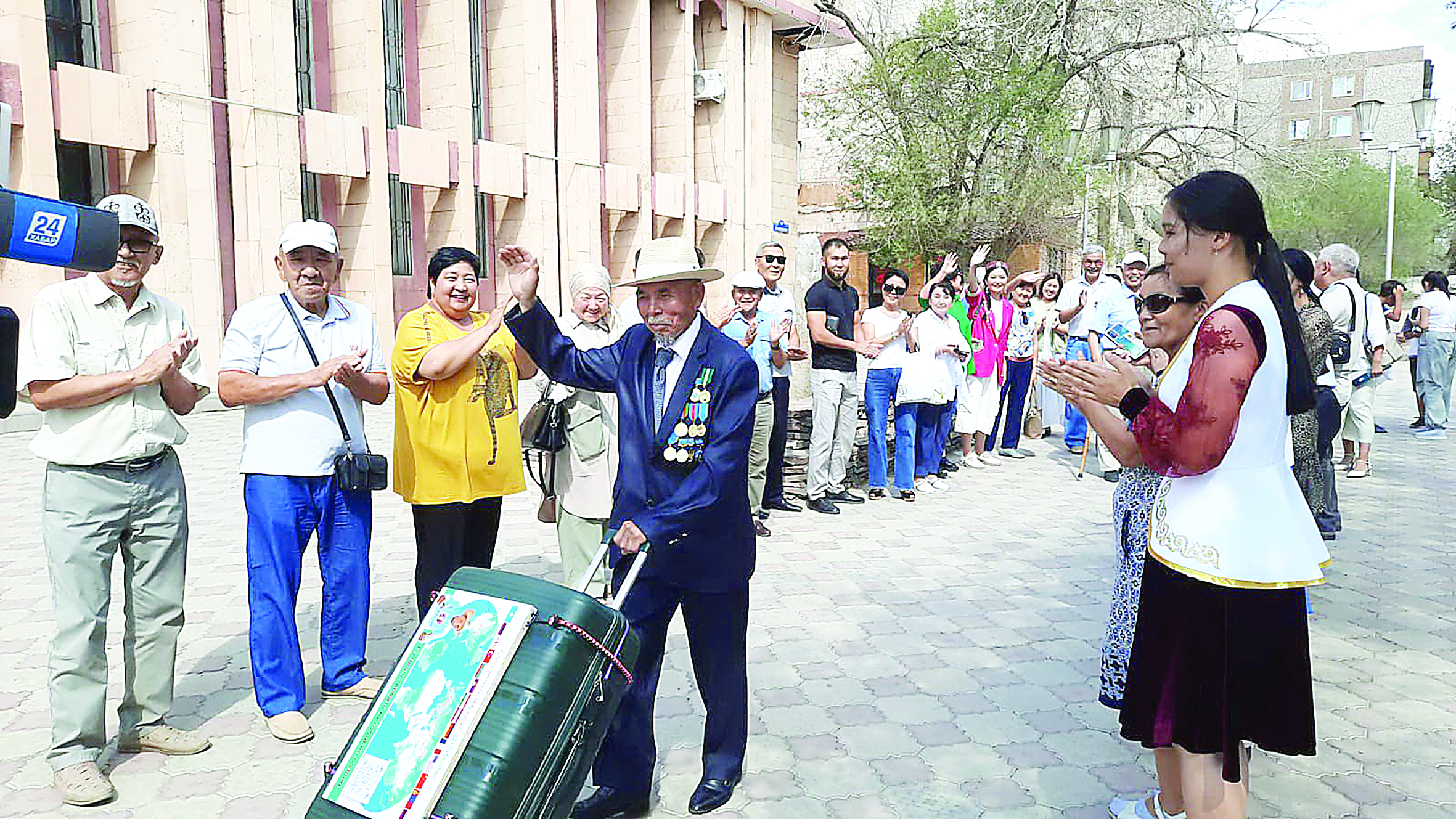 73 жастағы қария әлемді жаяу араламақ