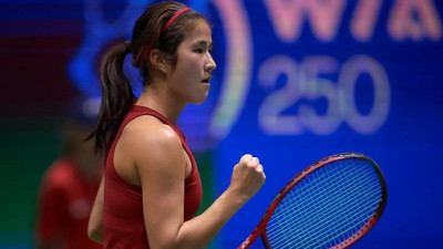 Қазақ қызы  жарап тұр