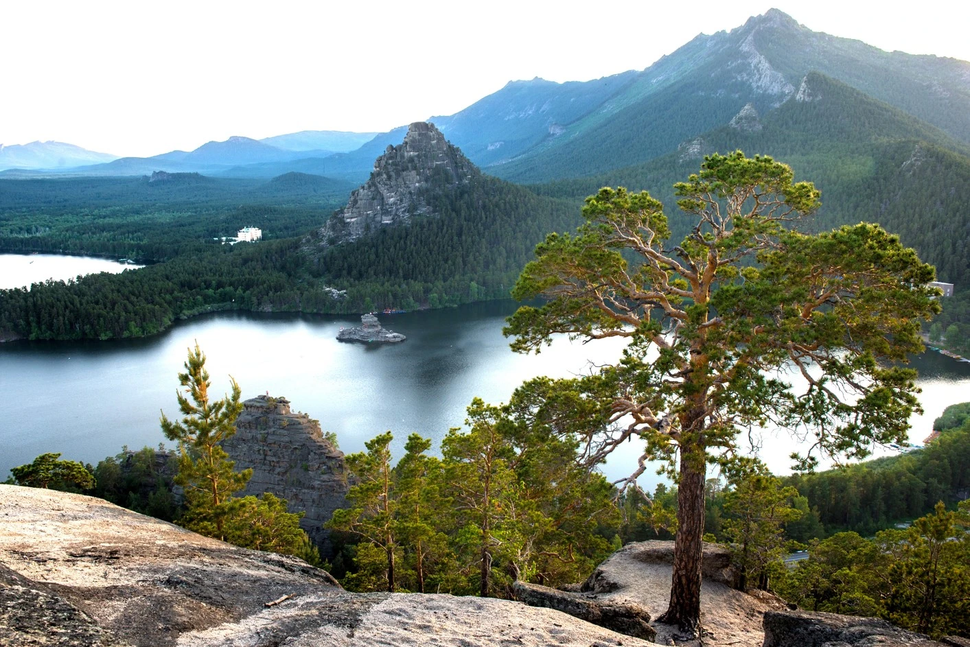 Қонақжай Көкше қол бұлғайды