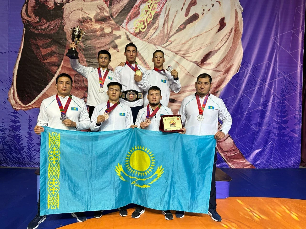 Қазақ балуандары Бішкектегі әлем чемпионатында көш бастады