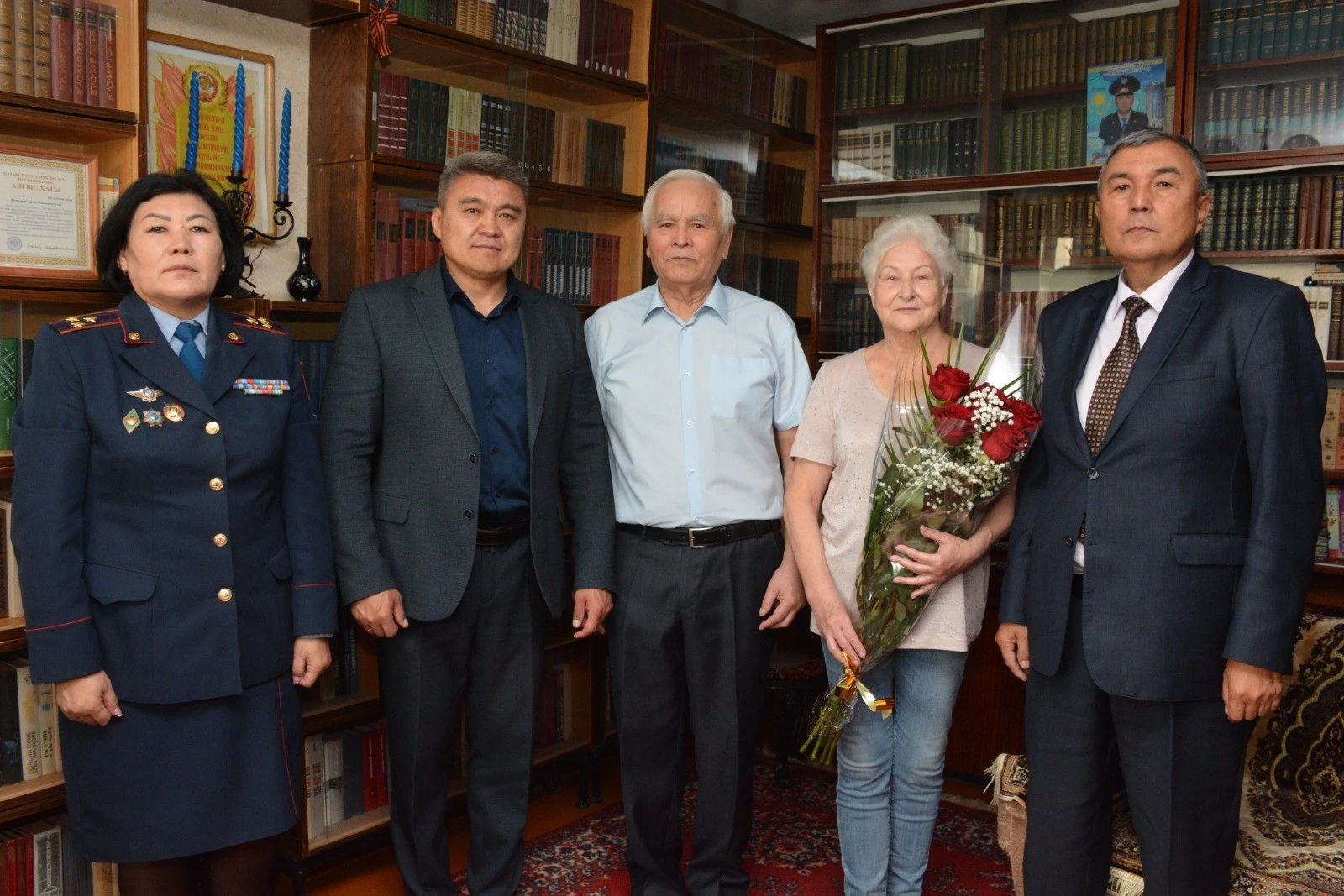 Қарт полицейді құттықтады