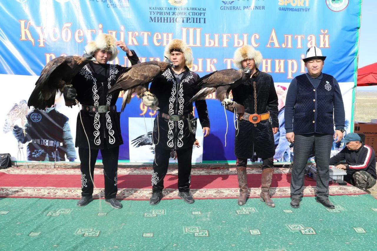 Сауыр-Сайқандағы құсбегілер сайысы