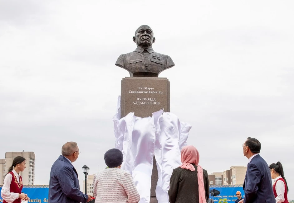 Еңбек батырының еңсесі биік