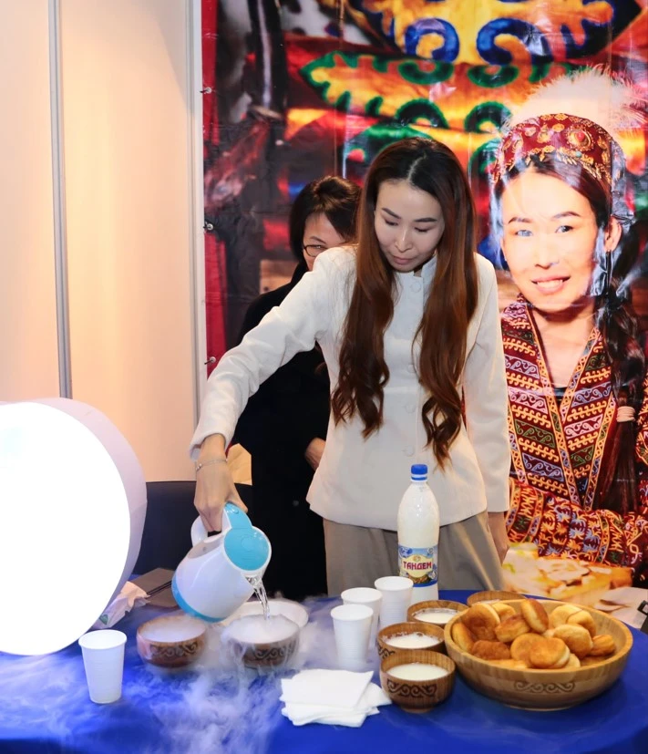 Көрмені көр, керегіңді ал