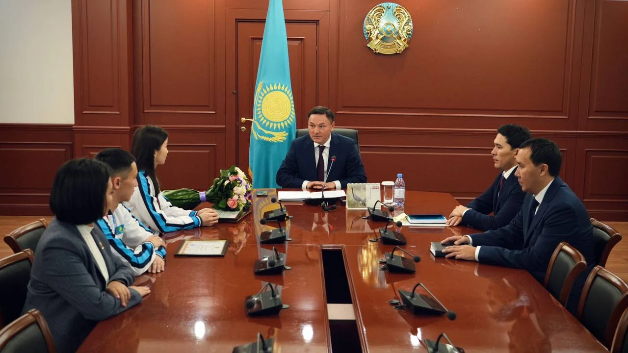 Министр әлем чемпионына қандай сыйлық берді?