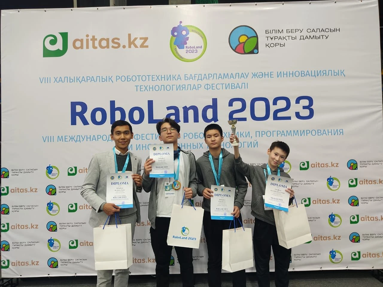 «Мұғалімге көмекші робот» жасады