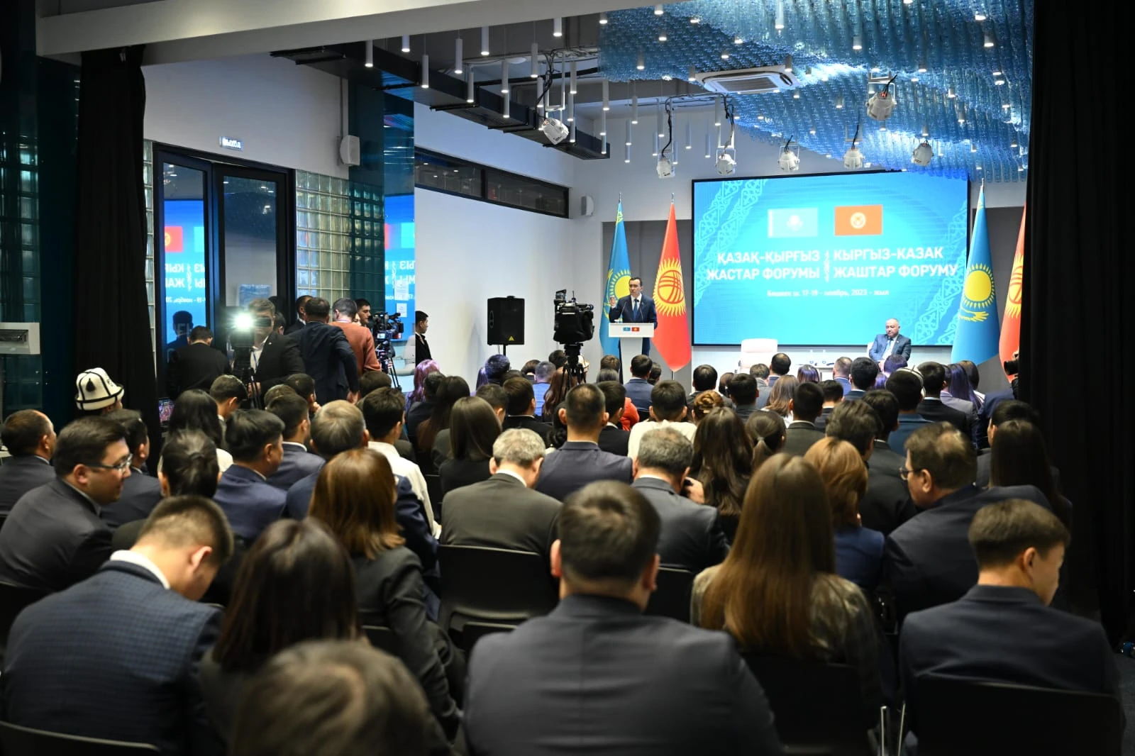 Сенаторлар түбі бір туысқан елдің жастарымен жүздесті