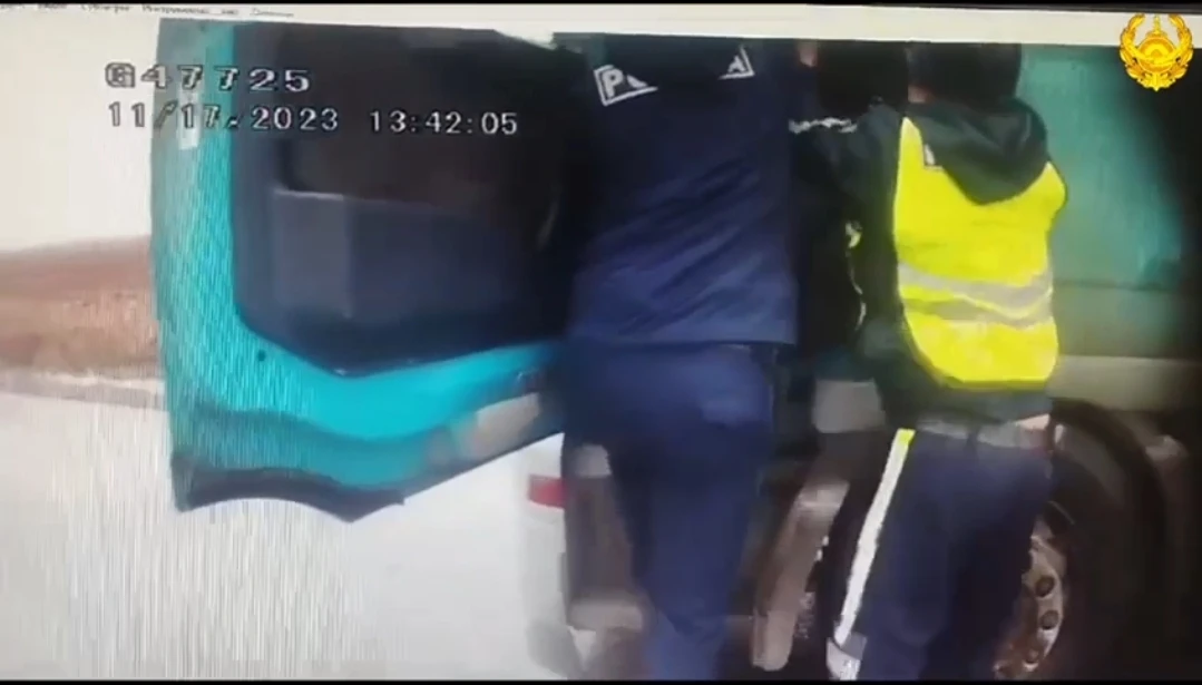 Жүк көлігінің жүргізушісін оқ атып тоқтатты