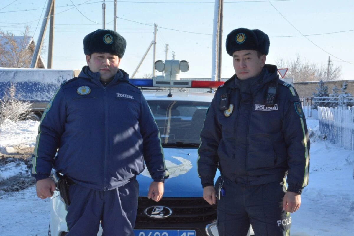 Полицейлер екі зейнеткерді өртенген үйден алып шықты