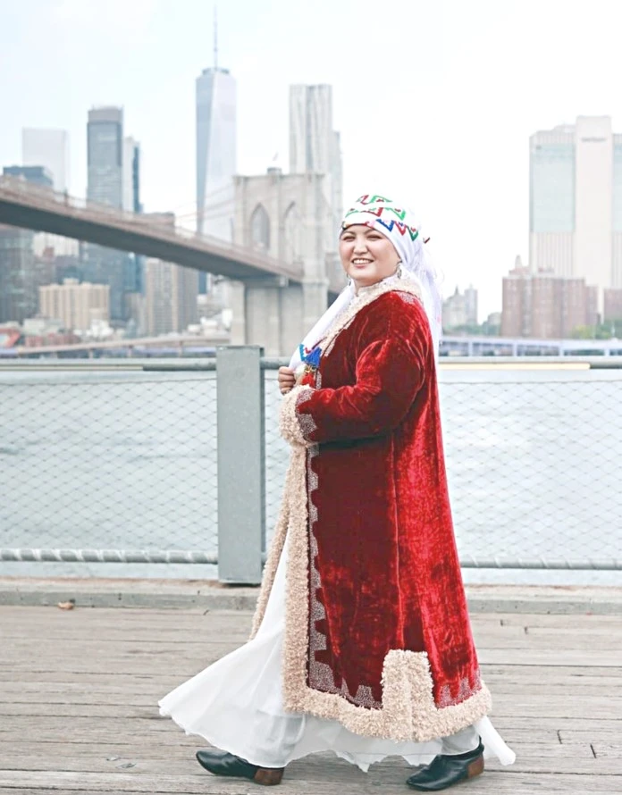 Түйе жүнінен ұлттық киім тігеді