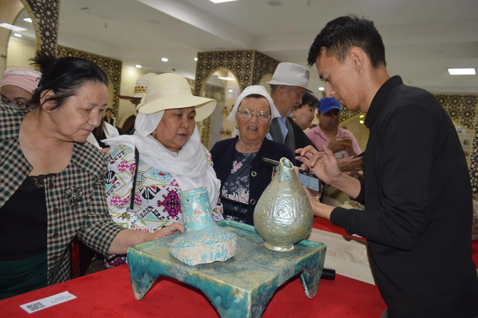 Қолмен ұстап, жүрекпен сезін