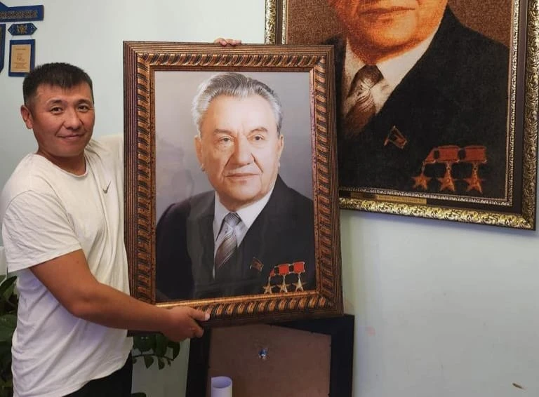 7 баланың әкесі отбасымен Қонаевтың зиратын тазалап, өз қаржысына бәйге өткізіп жүр