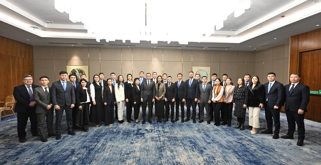 Үнқатысу алаңында – жас қызметкерлер