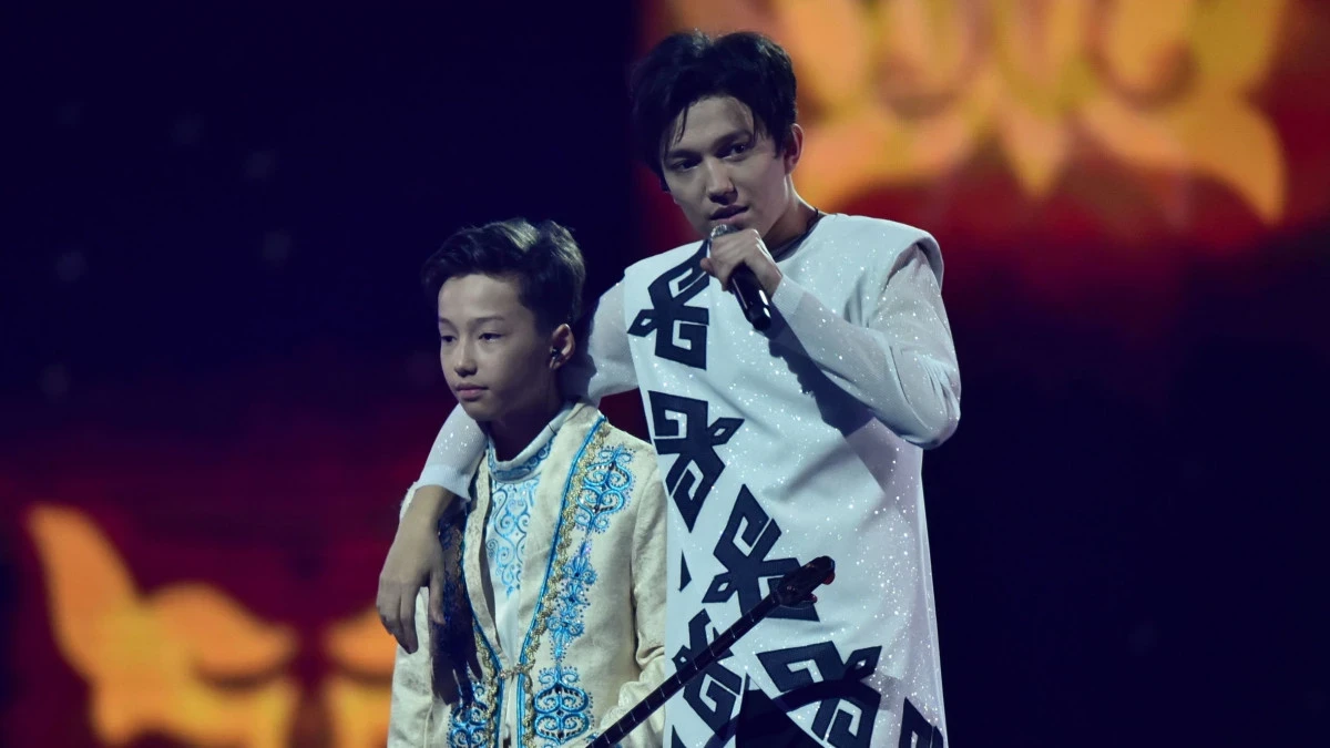 «Қарапайым адами бақыт тілеймін»: Димаш өнерлі інісін туған күнімен құттықтады