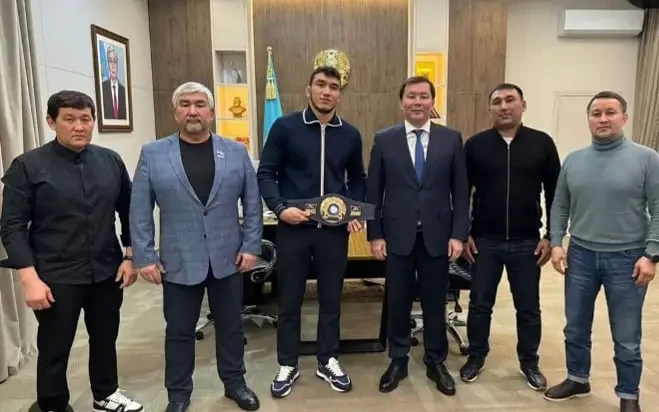 Ақтөбе кәсіпкерлері әлем чемпионы Ризабек Айтмұханға бір үйір жылқы атады