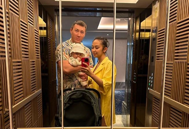 «Уайымдайтын еш себеп жоқ»: Рахат Тұрлыханов жұбайымен бірге видео үндеу түсірді