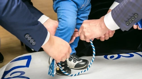 Баланың тұсауын кімдерге кестірмеген дұрыс?