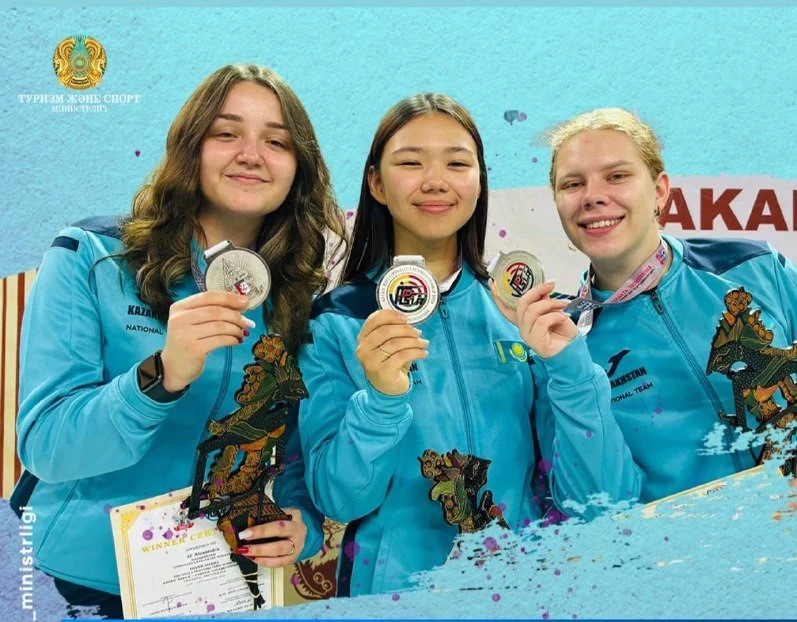 Қыздарға күміс медаль бұйырды