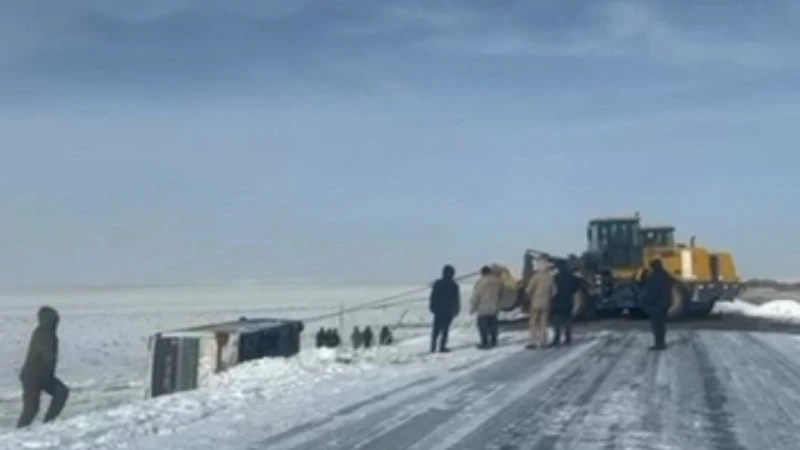 Абай облысында 17 жолаушысы бар автобус апатқа ұшырады