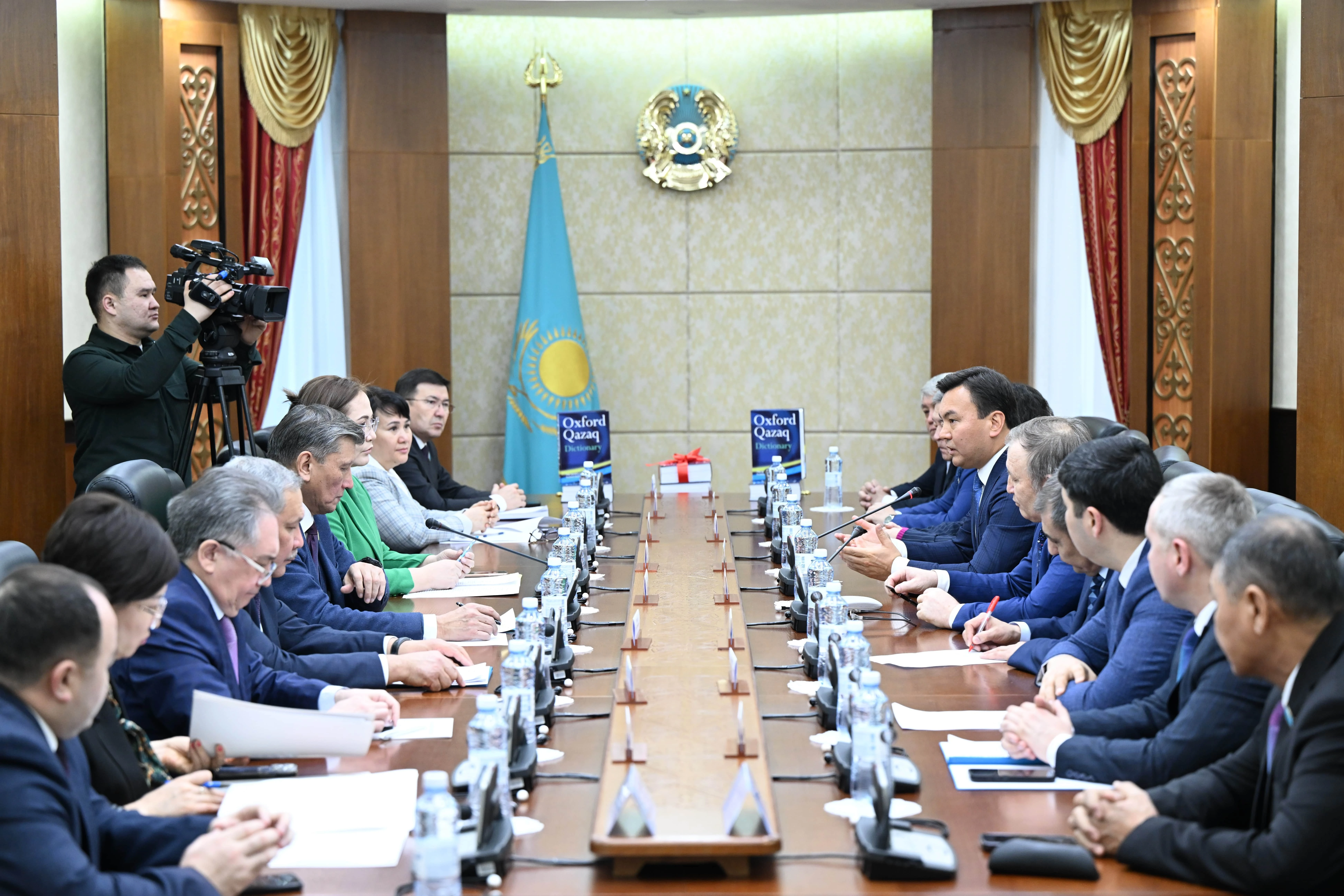 60 мың сөз, 1300 бет. Қазақ-ағылшын сөздігі жарық көрді