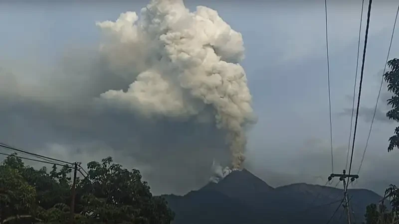 Индонезияда жанартау атқылап, мыңдаған адам эвакуацияланды