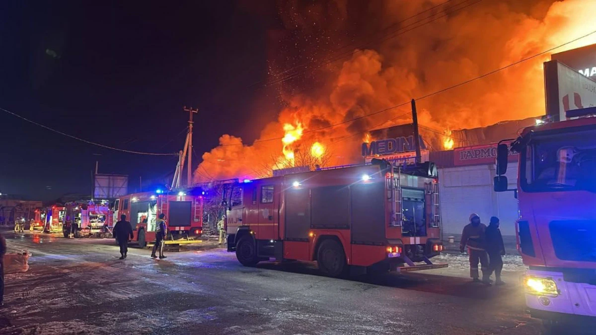 «Алапат өрт»: Шымкентте құрылыс дүкендері мен қоймалар отқа оранды