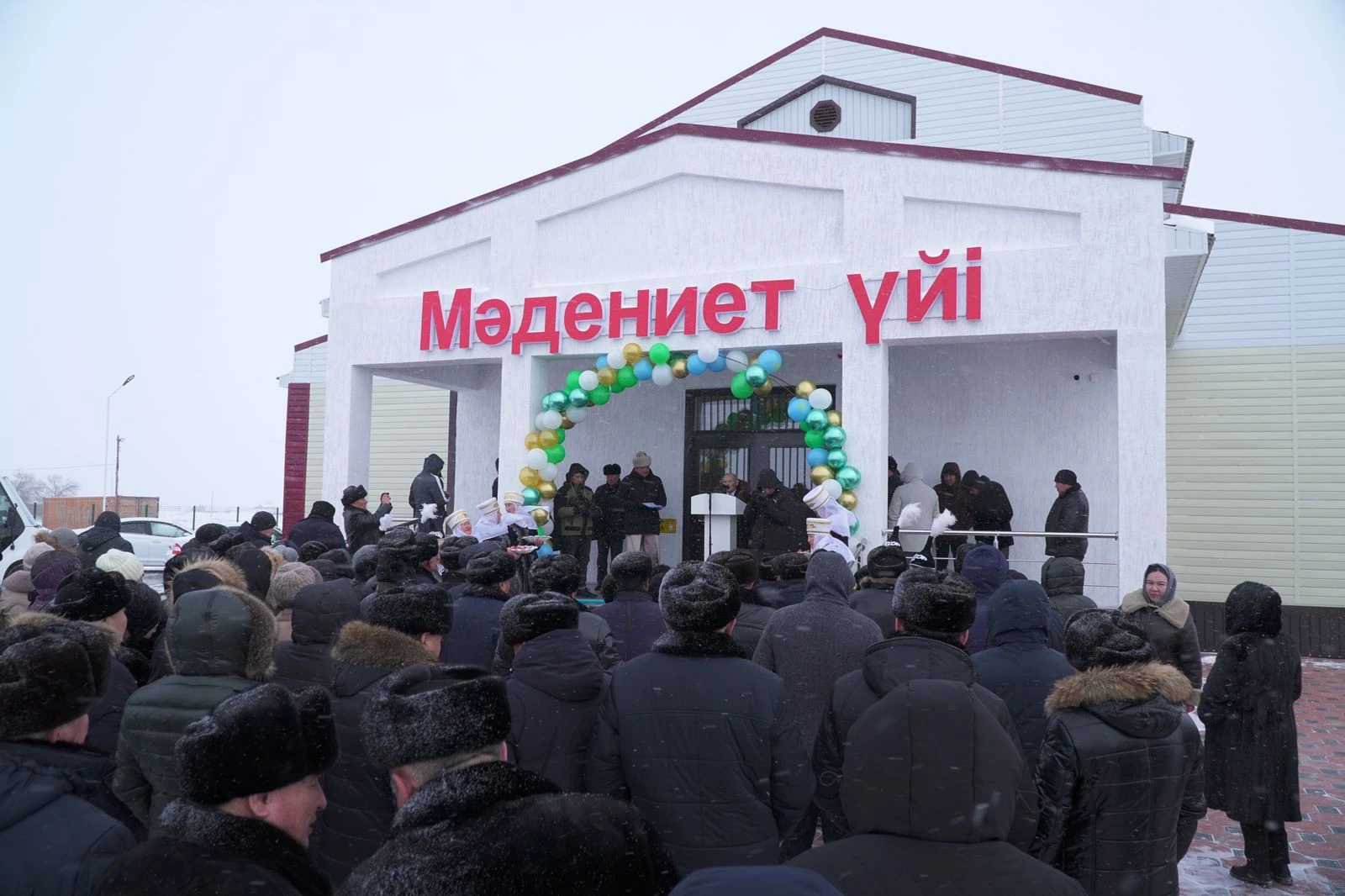 Театр ұжымына бес тұлпар мінгізді