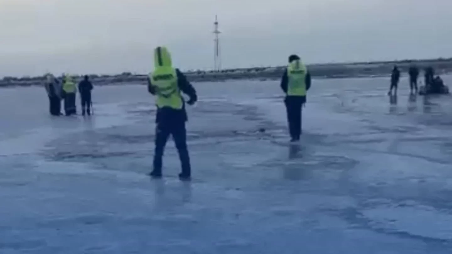 Атырауда адамдар мінген көлік Жайық өзеніне құлап кетті