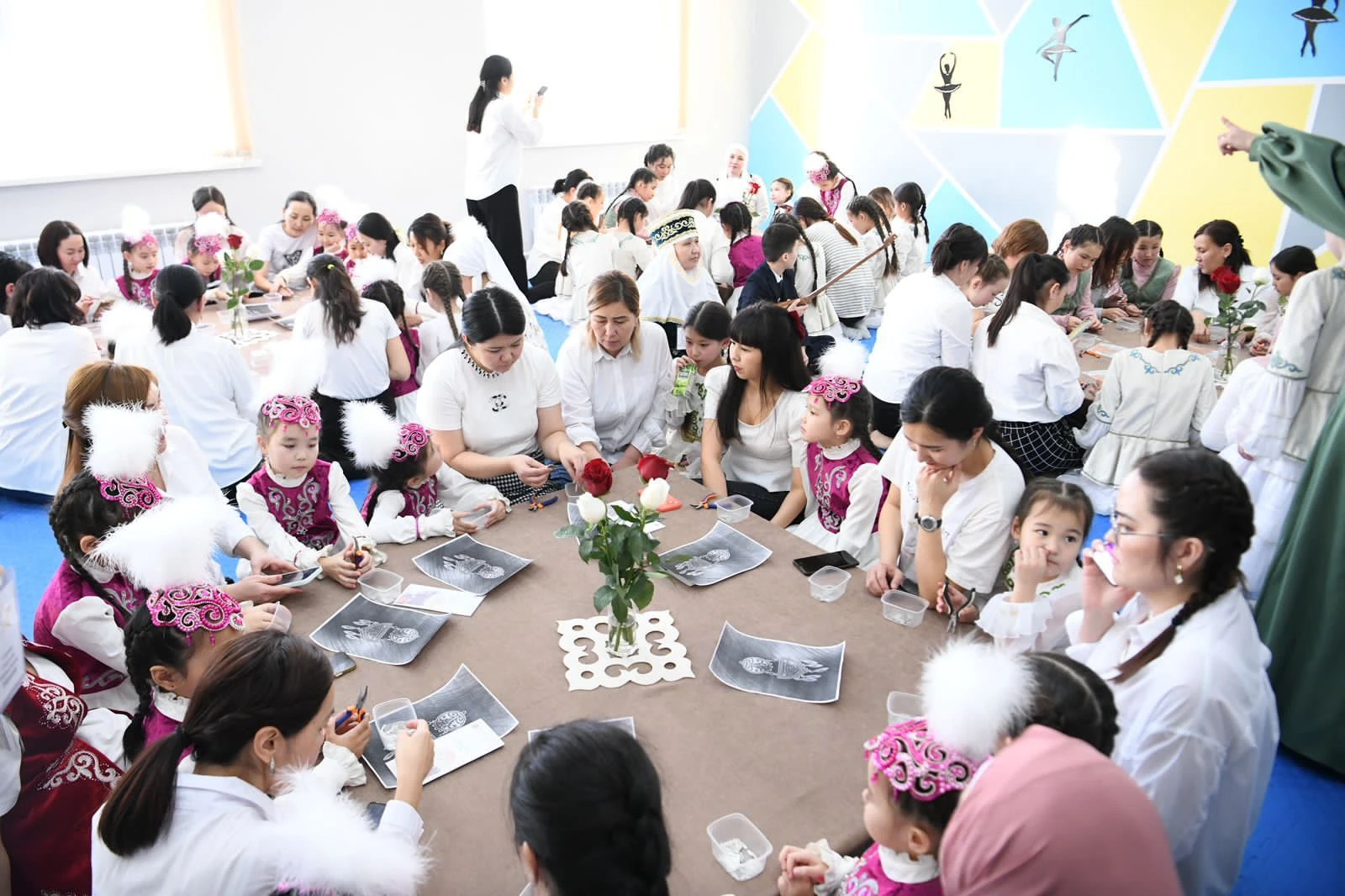 Анасымен бірге шашбау әзірледі