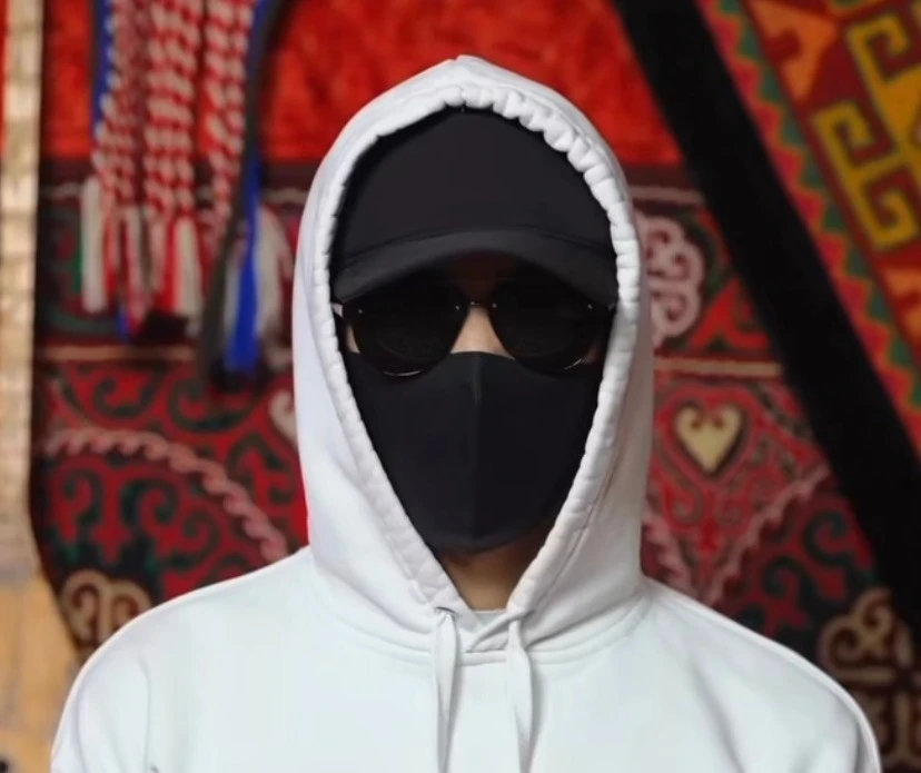 Қара бетперде тағып, қайырымдылық жасап жүрген жігіт Димаш Құдайберген бе?