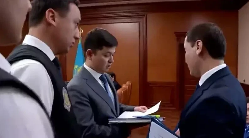 «Арамызда сатқындар бар». Шымкенттің әкімі жиналыс үстінде қарамағындағы шенеунікті ұстатып жіберді (видео)