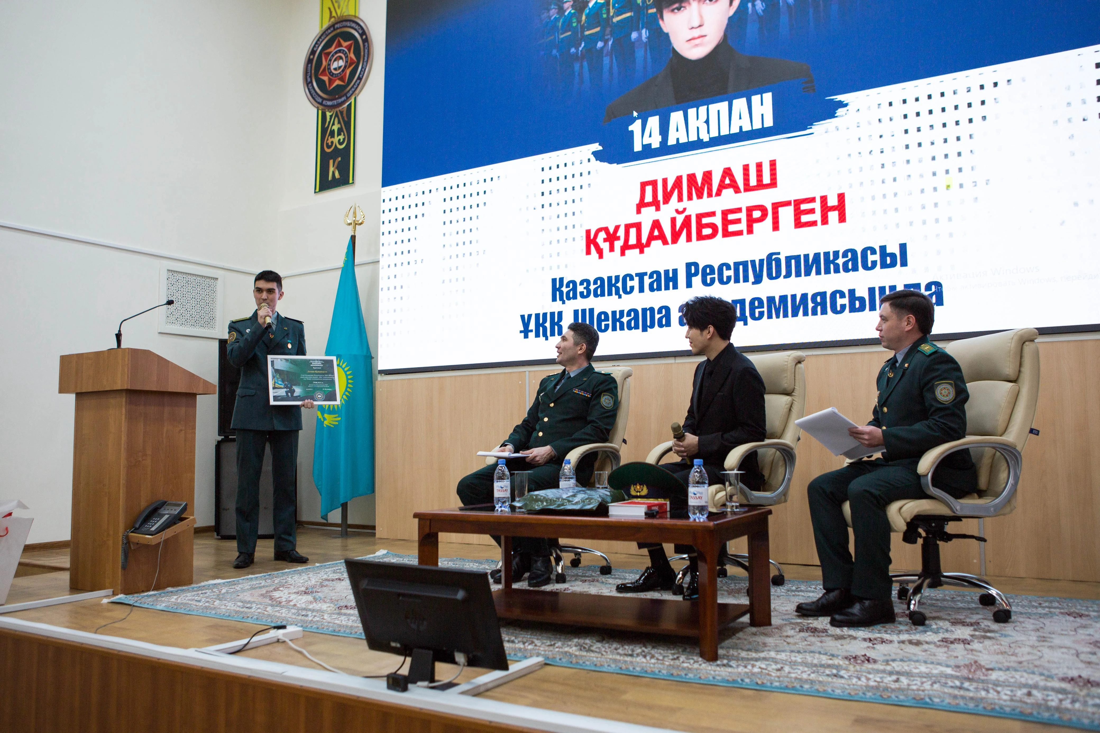 Димаш Құдайберген жас курсанттармен кездесті