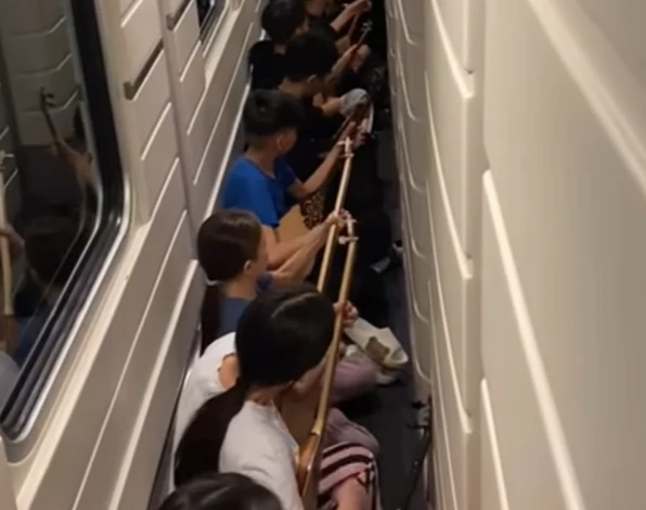 Пойызда күй тартқан жас домбырашылар жолаушыларды тәнті етті