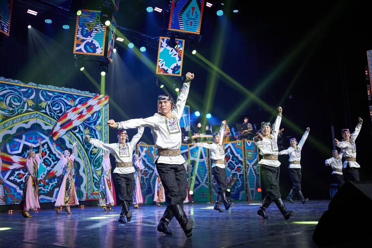 Әр халықтың өнерін әйгілейді