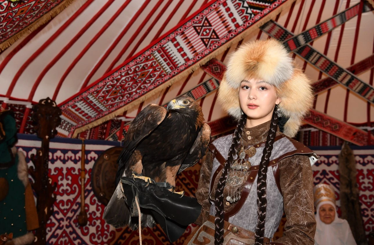 Қыран баптаған қыз