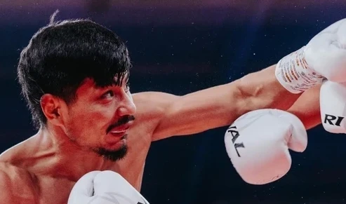 Жеңілмейтін боксшы екенін тағы дәлелдеді