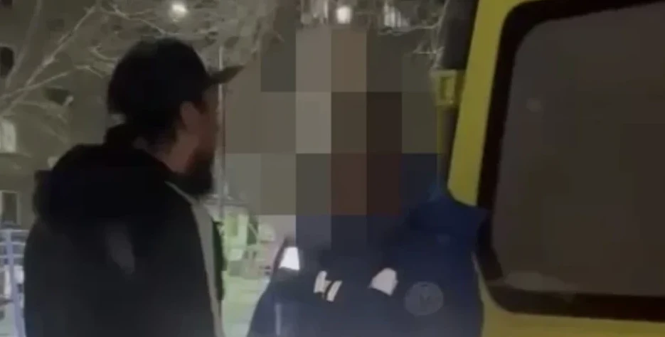 Бұзақылық бабына ауысты. Жедел жәрдем жүргізушісін ұрған жігіттің ісі жеңілдетілді
