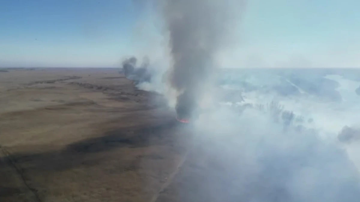 Атырау облысындағы қамыс өртін сөндіруге тікұшақ жіберілді