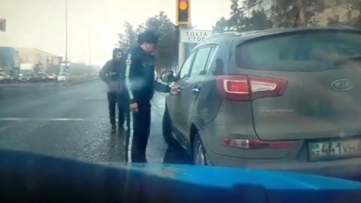 «Инсульт алған»: Патрульдік инспекторлар жүргізушіні құтқарды