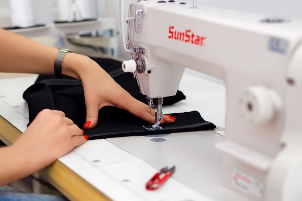 «Отбасылық ісіміз»: Орыс келін Анна қазақтың ұлттық киімін тігеді