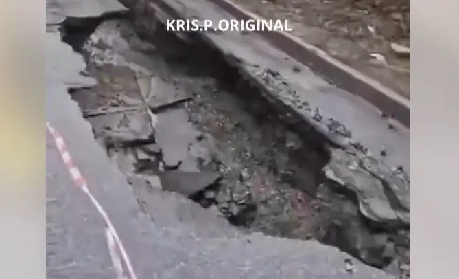 Алматыда жол опырылып түсті