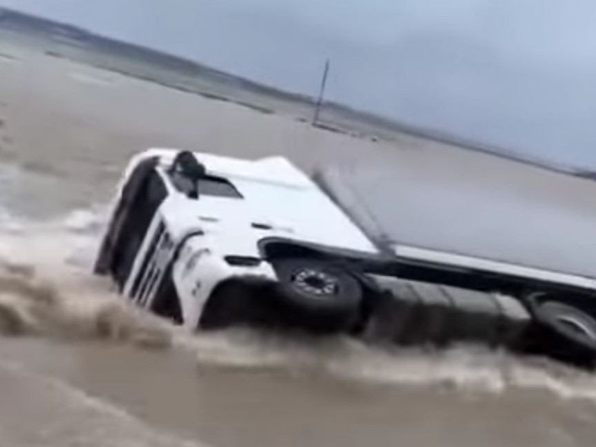 Ақсу-Аюлы тасжолында жүк көліктері жолдан шығып кетіп, аударылып қалды